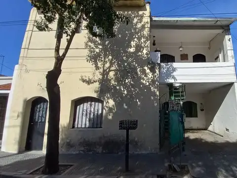 Casa 9 ambientes con 4 baños