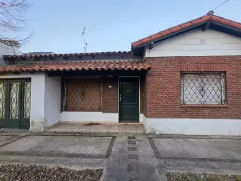 CASA A LA VENTA (NECESITA ALGUNAS REFACCIONES) EN ITUZAINGO , BS.AS.