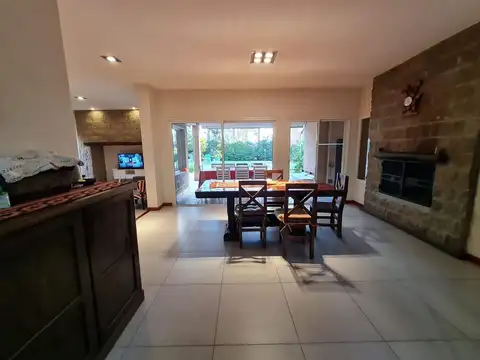 Casa 5 ambientes con 3 baños
