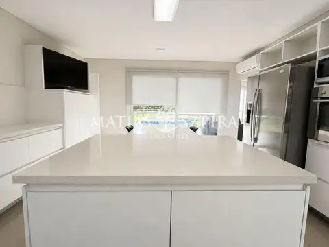 Casa en Venta con 3 cocheras