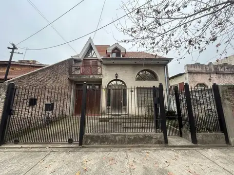 CASA 6 AMB. EN VENTA EN SARANDI CON PATIO Y JARDÍN