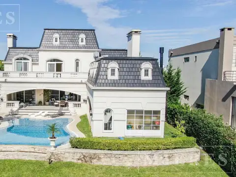 Casa de estilo francés al río en venta en El Yacht, Nordelta.