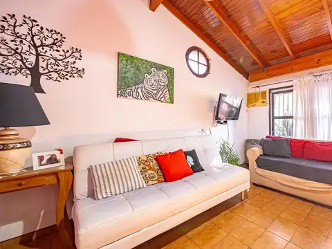 Casa 2 ambientes en lote propio con cochera y deposito