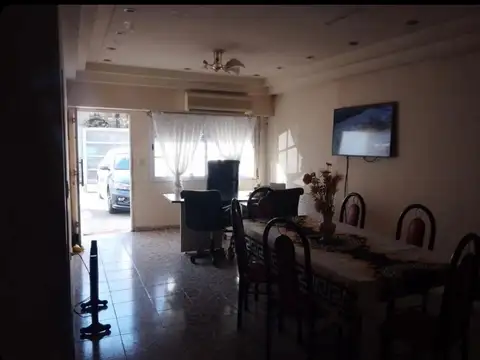Casa 4 ambientes a reciclar - Oportunidad