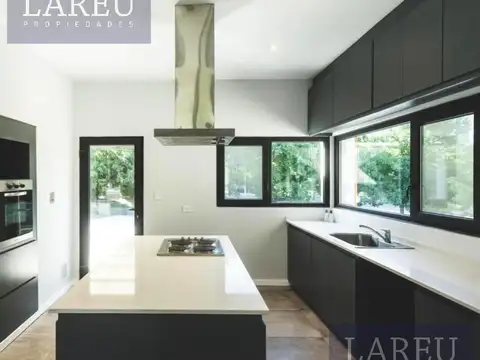 Casa en Alquiler con 2 cocheras