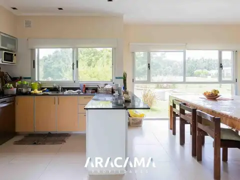 Casa 6 ambientes con 4 baños