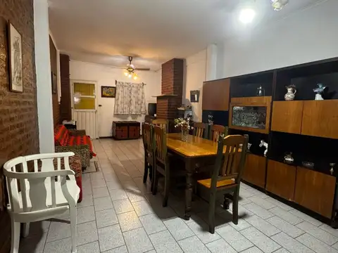 Casa 8 ambientes con 2 baños