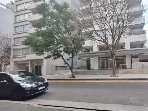 Alquiler de Cochera Fija y Cubierta - Excelente