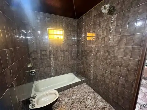 CASA 4 AMBIENTES , CON COCHERA Y PARQUE AMPLIO.