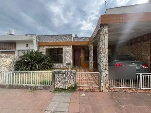 CASA 4 AMBIENTES , CON COCHERA Y PARQUE AMPLIO.