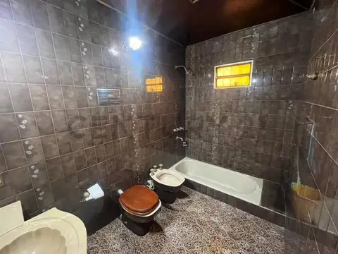 CASA 4 AMBIENTES , CON COCHERA Y PARQUE AMPLIO.