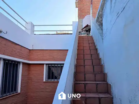Chacabuco y Ituzaingó - Casa de 2 Dormitorios.
