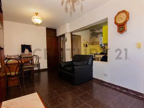 En venta, departamento de 2 dormitorios con balcón al frente. Lourdes, Rosario