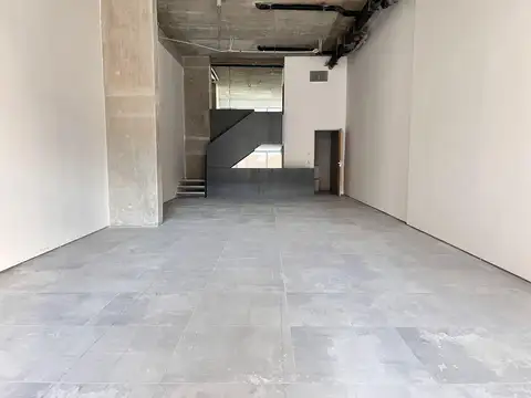 Excepcional local doble altura de 250m2 sobre Avenida Directorio! Apto todo destino ALQUILER/VENTA!