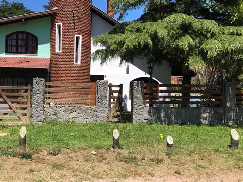 Casa de 4 Ambientes en Venta - Lote 873 m² - Piscina - Villa Gesell Sur