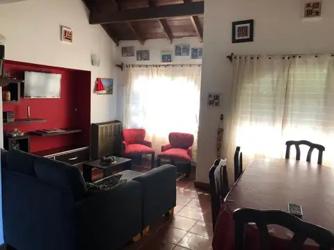 Casa 4 ambientes con 2 baños
