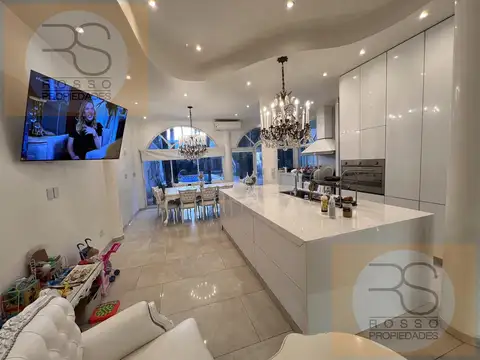 Casa en Venta con 3 cocheras