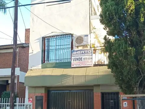 *CASA PH EN 1ER PISO POR ESCALERA, DE 3 AMB. CON PATIO  *VENTA DIRECTA 