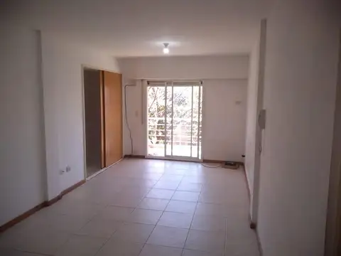 Monoambiente en con ambientes amplios y muy buena ubicación 