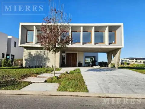 Casa 5 ambientes con 4 baños