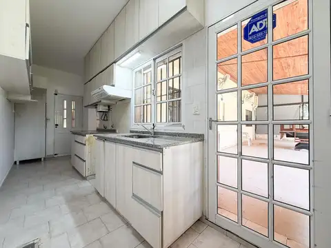 Casa 8 ambientes con 2 baños