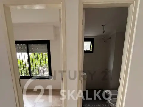 Venta monoambiente barrio Luis Agote con balcón al frente.