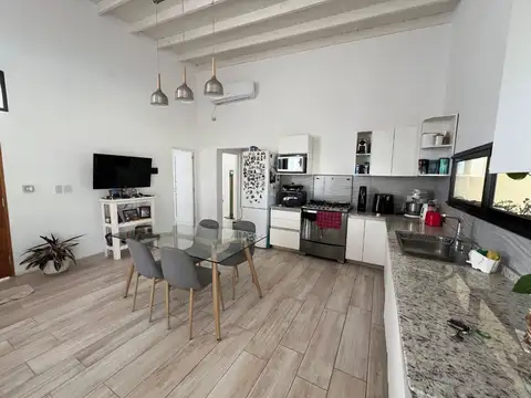 Casa 4 ambientes con 2 baños