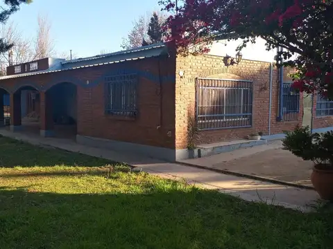 CASA QUINTA CON CANCHA DE TENIS EN SAUCE 