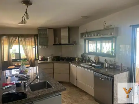 Casa en Venta con 3 cocheras