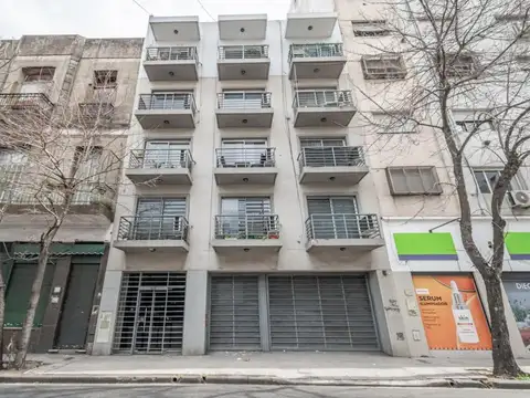 Departamento en venta en Balvanera MONOAMBIENTE AL FRENTE CON BALCON   CON COCHERA Y BAULERA