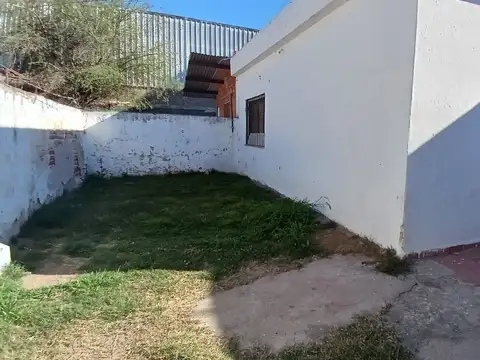 Casa 8 ambientes con 2 baños