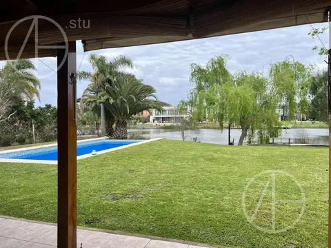 Casa en Venta con 2 cocheras