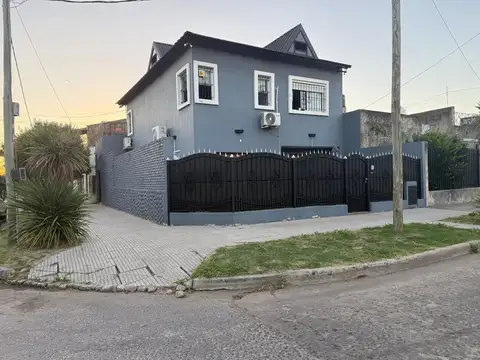 VENTA AMPLIA CASA 4 AMB. TERRAZA PARRILLA COCHERAS