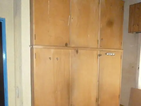 Av. 2 De Abril ( ex Londres )  Nº 97 Esq  Islas Malvinas