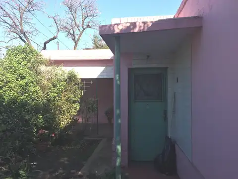 Av. 2 De Abril ( ex Londres )  Nº 97 Esq  Islas Malvinas