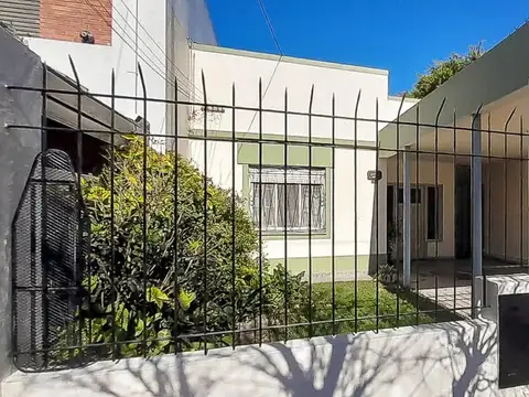 ALQUILER CASA 3 AMB. CON PATIO Y COCHERA- V.BALLESTER