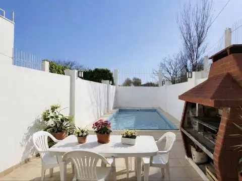 Venta Triplex 5 ambientes con patio y pileta, 3 cocheras, Saavedra