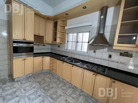 Casa en Alquiler con 2 cocheras