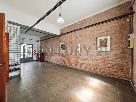 CASA DE 2 DORMITORIOS, PATIO CON PARRILLA, QUINCHO Y COCHERA EN VENTA