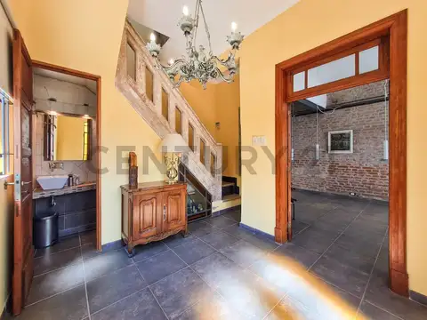 CASA DE 2 DORMITORIOS, PATIO CON PARRILLA, QUINCHO Y COCHERA EN VENTA