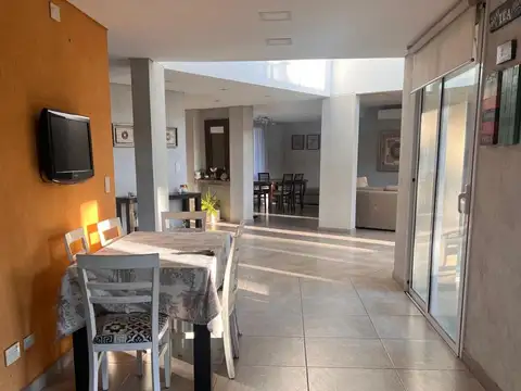 Casa en Venta con 3 cocheras