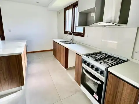 Casa 4 ambientes con 3 baños