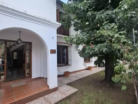 Casa 7 ambientes con 2 baños