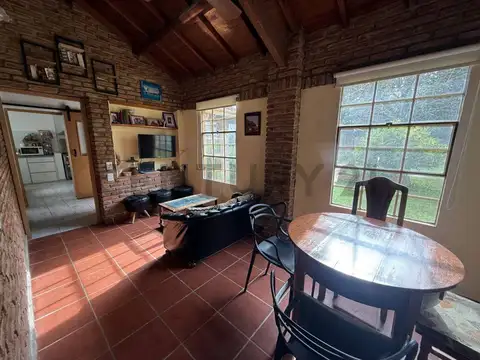 Casa quinta en Villa Elisa con parque, pileta cubierta y quincho