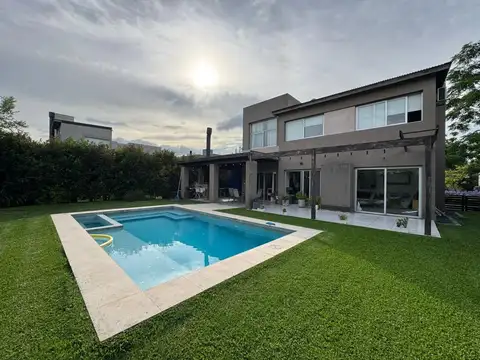 Impactante casa de estilo minimalista en Altos del Sol