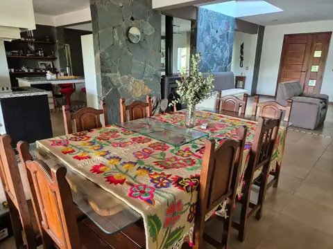 Casa en Venta con 4 cocheras