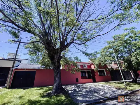 Casa en venta - 3 Dormitorios 1 Baño - Cocheras - 700Mts2 - Villa Elvira, La Plata