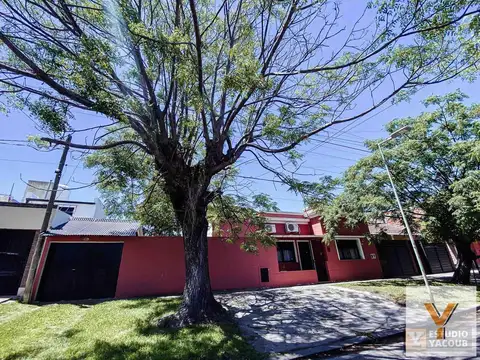 Casa en venta - 3 Dormitorios 1 Baño - Cocheras - 700Mts2 - Villa Elvira, La Plata