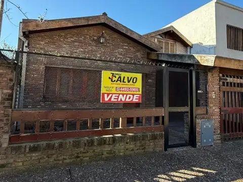 Chalet 4 ambientes con amplio fondo y quincho