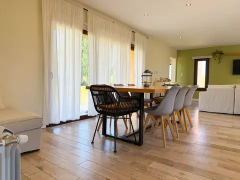 MODERNA CASA EN VALLE SERENO. PILETA Y QUINCHO